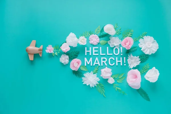 नमस्ते, मार्च। छोटे लकड़ी के खिलौना विमान फूल द्वारा भाग्यशाली — स्टॉक फ़ोटो, इमेज