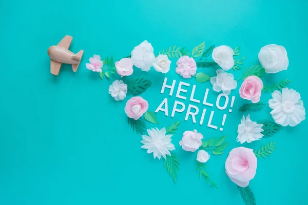 Bună, April. Avion mic de jucărie din lemn norocos de flori — Fotografie, imagine de stoc