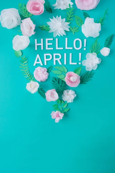 Olá, April. Com flores de papel branco e rosa — Fotografia de Stock