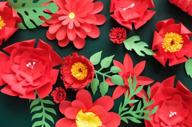 Merhaba bahar. Kırmızı kağıt çiçekler ve yeşil yapraklarla