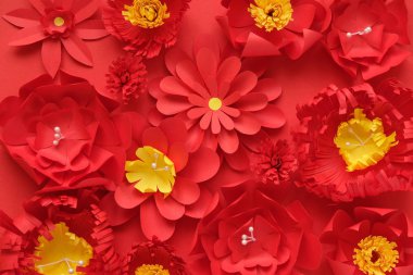 Merhaba bahar. Kırmızıda kırmızı kağıt çiçeklerle