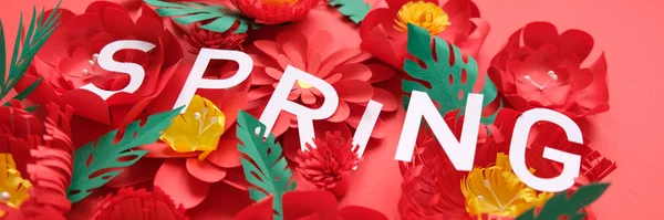 Ciao, primavera. Con fiori di carta rossa e foglie verdi — Foto Stock