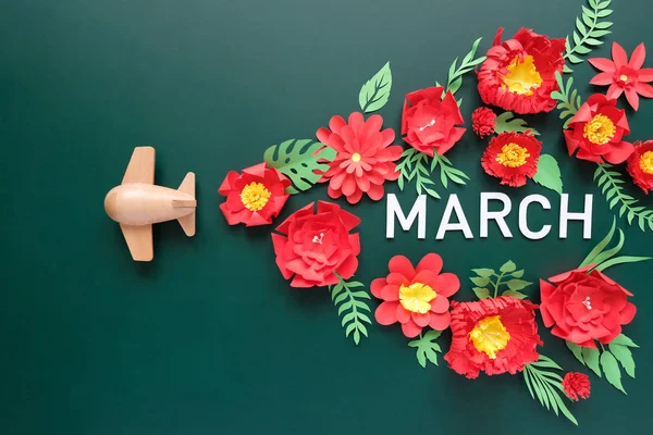 Klein houten speelgoed vliegtuig geluk door bloem — Stockfoto