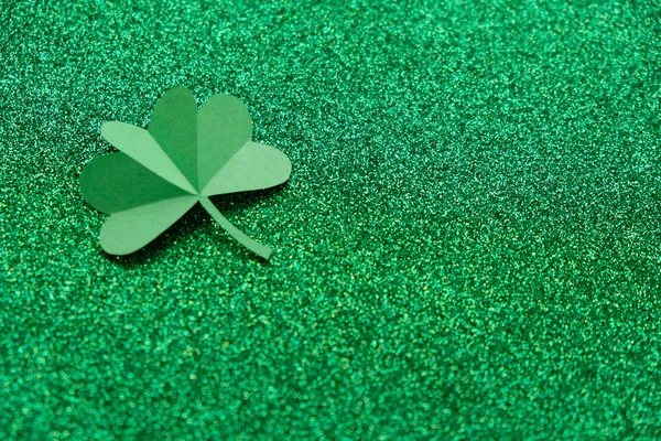 St. Patrick 's day, klaver op een groene glanzende achtergrond — Stockfoto