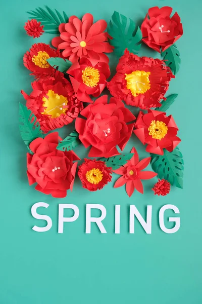 Hallo, Frühling. mit roten Papierblumen und grünen Blättern — Stockfoto