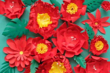 Merhaba bahar. Kırmızı kağıt çiçekler ve yeşil yapraklarla