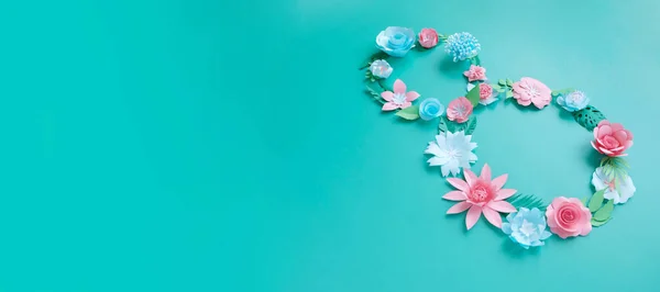 El número 8 está hecho de flores cortadas de papel sobre un fondo de menta. — Foto de Stock