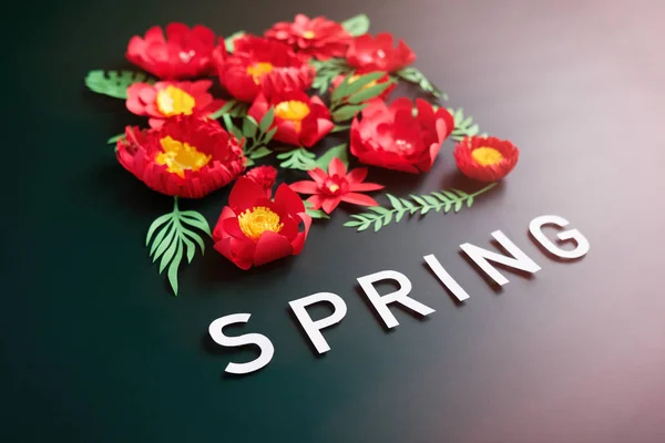 Witaj, wiosno. Z czerwonym papierem i zielonymi liśćmi — Zdjęcie stockowe
