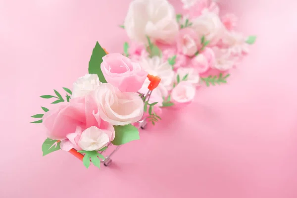 Olá, primavera. Carrinho de compras com flores de papel branco e rosa e folhas verdes — Fotografia de Stock
