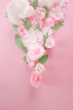 Merhaba bahar. Beyaz ve pembe kağıt çiçekler ve yeşil yapraklarla