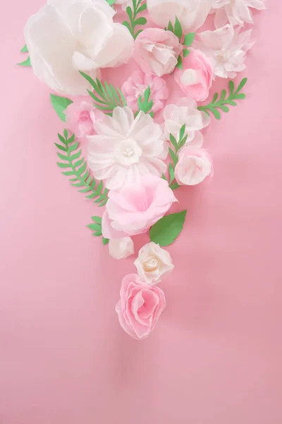 Ciao, primavera. Con fiori di carta bianchi e rosa e foglie verdi — Foto Stock