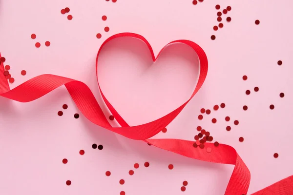 Červené valentýnské prvky na růžovém pozadí — Stock fotografie