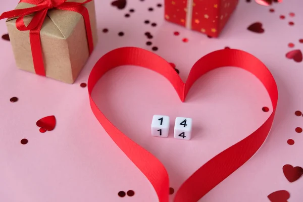 Elementos de San Valentín rojo sobre fondo rosa — Foto de Stock