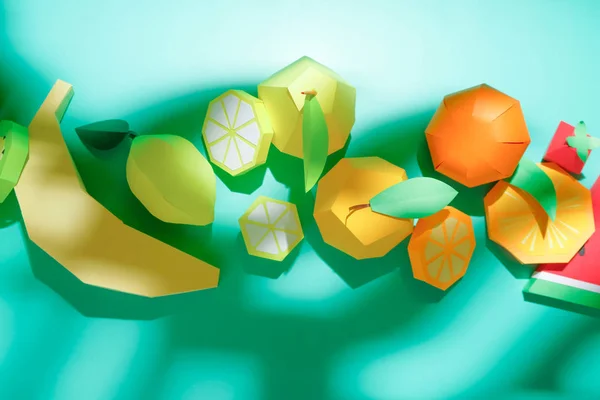 Διαφορετικά εξωτικά φρούτα κατασκευασμένα από χαρτί σε μοντέρνο φόντο μέντα — Φωτογραφία Αρχείου