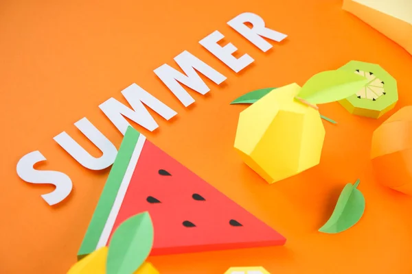 Verschillende exotische vruchten gemaakt van papier op oranje achtergrond — Stockfoto