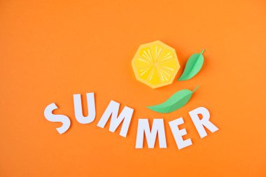 Turuncu arka planda kağıttan farklı egzotik meyveler.