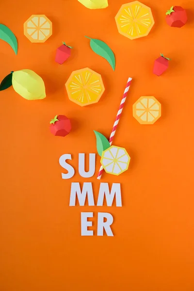 オレンジ色の背景に紙で作られた異なるエキゾチックな果物 — ストック写真