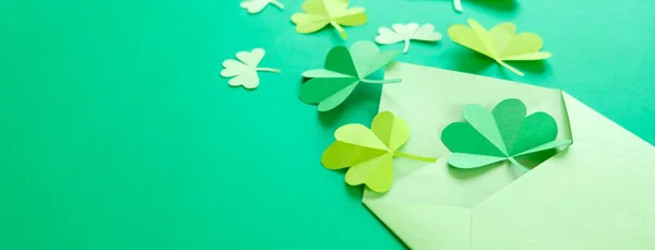 San Patrizio Modello Trifogli Tagliati Carta Uno Sfondo Verde Lucido — Foto Stock