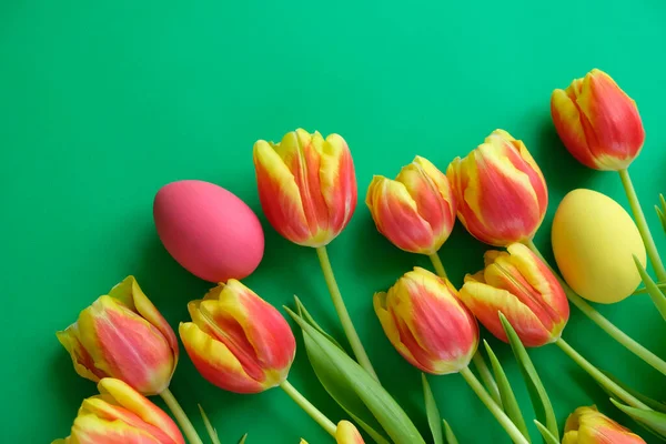 Hallo Frühling Mit Frischen Gelb Roten Tulpen Auf Dunkelgrünem Hintergrund — Stockfoto