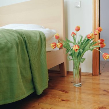 Yatak odasındaki kırmızı sarı lalelerden oluşan bir buket. Aşk konsepti