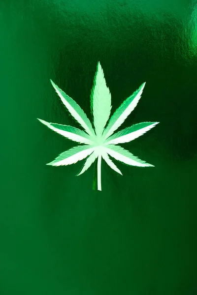 Yeşil Arka Planda Kağıttan Kesilmiş Kenevir Yaprağı Sembol — Stok fotoğraf