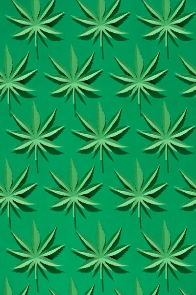 Wzór Liścia Konopi Wyciętego Papieru Zielonym Tle Oznaczenie — Zdjęcie stockowe