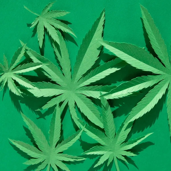Yeşil Arka Planda Kağıttan Kesilmiş Kenevir Yaprağı Sembol — Stok fotoğraf