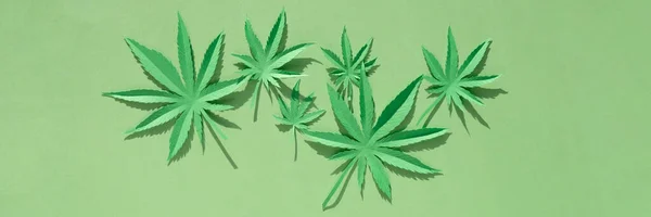 緑の背景に麻の葉が切り取られています シンボル — ストック写真