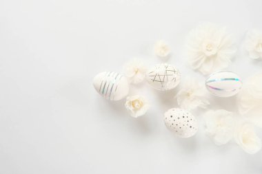 Gümüş desenli ve pembe çiçekli beyaz paskalya yumurtaları. Mutlu Paskalyalar. Ağ için uzun biçim