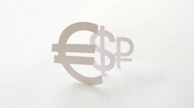 Para birimi simgeleri: Avro, dolar, ruble, kağıttan kesilmiş. Rublonun devalüasyon konsepti. Düşen para birimi. Ekonomi. Yakın çekim.