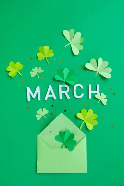 Aziz Patrick Günü, parlak yeşil arka planda kesilmiş yonca deseni.