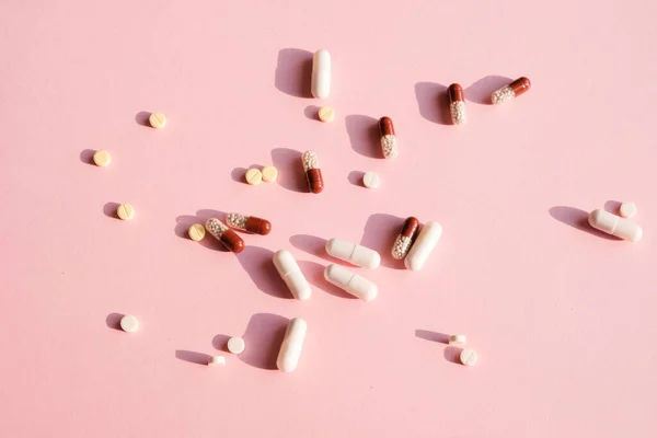 Comprimidos Comprimidos Cápsulas Medicamentos Variados Sobre Fundo Rosa Pandemia Conceito — Fotografia de Stock