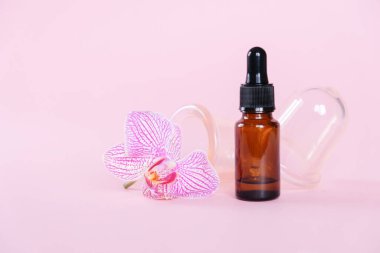 Pembe arka planda ceset için vakum kutuları. Antiselülit masajı için lastik ekipman. Elle inceltici lenf drenajı ve antielülit masajı yap. Karantina, kendi kendine yetme.