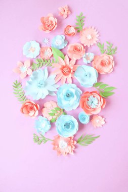 Pembe arka planda çok renkli kağıt çiçeklerin çiçek arkaplanı. Tam çiçeklenme