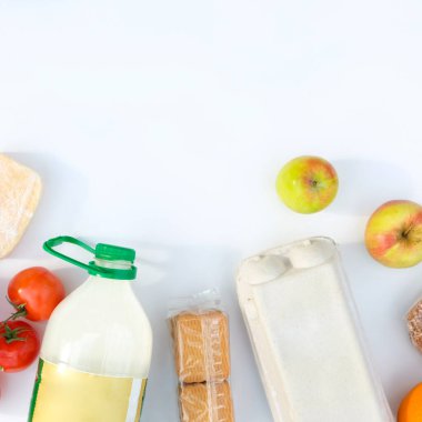 Beyaz arka planda gıda bağışları, fotokopi alanı olan üst manzara. Salgın konsepti, yardım, yardım, gıda seti.