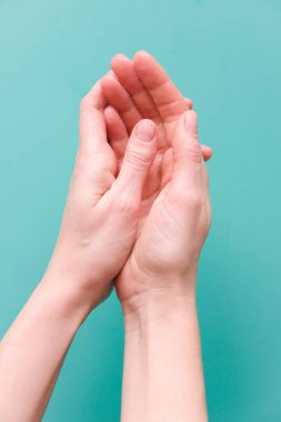 Ellerini sabun köpüğüne bulanmış ellerini iyice yıka. Temizlik mesajı..