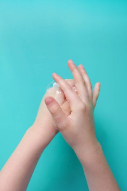 Ellerini sabun köpüğüne bulanmış ellerini iyice yıka. Temizlik mesajı..