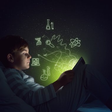 Çocuk onun yatakta tablet ile