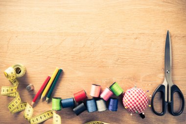 Dikiş takımı masada