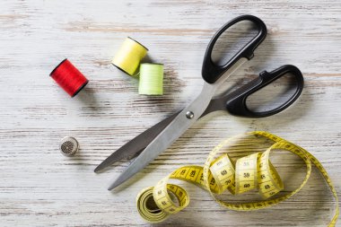 Dikiş takımı masada