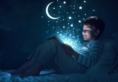 Çocuk onun yatakta tablet ile