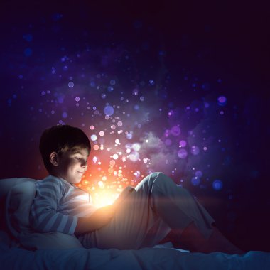 Çocuk onun yatakta tablet ile