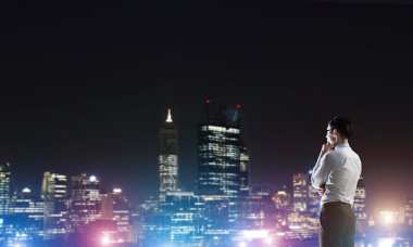 Gece parlayan city ile ilgilenen iş adamı