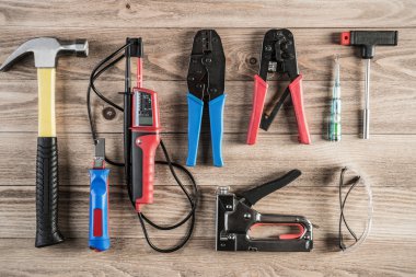 ahşap masa enstrümanlar