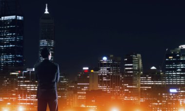 Gece parlayan city ile ilgilenen iş adamı
