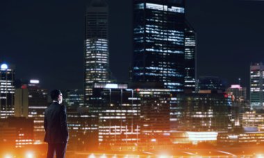 Gece parlayan city ile ilgilenen iş adamı