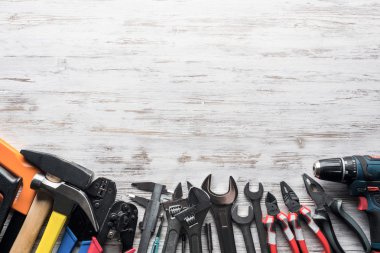 ahşap masa enstrümanlar