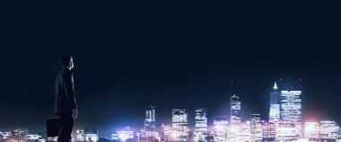 Gece parlayan city ile ilgilenen iş adamı