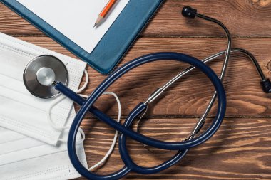 Doktor ilaç şeylerle ve Danışma