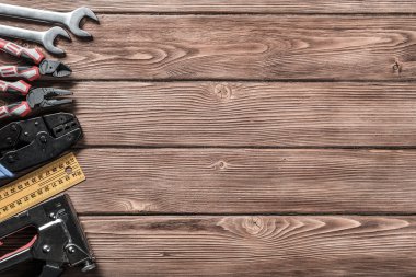 ahşap masa enstrümanlar